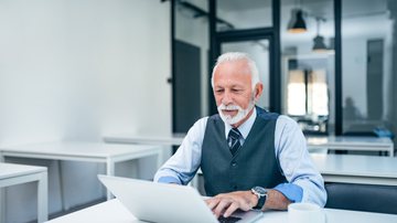 Para especialistas, principal barreira é a ideia de que essas pessoas não se adaptam às mudanças tecnológicas e ao mercado de trabalho - Adobe Stock