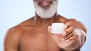 homem com produto de beleza - Envato