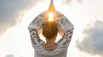 Fortalecer a espiritualidade após os 50 não significa aderir a uma religião específica, mas sim buscar uma relação mais íntima com a vida - Foto: Envato Elements