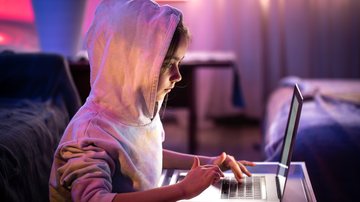 Uso de redes sociais por menores de idade deve ser monitorado - Envato