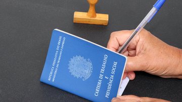 Taxa de desemprego caiu tanto em relação ao trimestre anterior como na comparação anual, diz IBGE - Adobe Stock