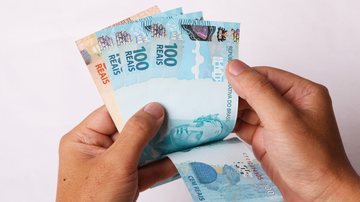 De janeiro a abril deste ano, a poupança tem retiradas líquidas de R$ 52,110 bilhões - Foto: Envato Elements