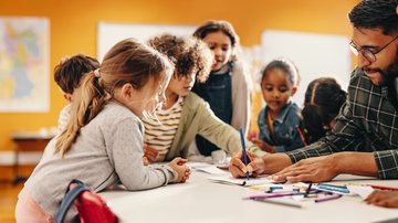 Especialistas em educação e saúde mental analisam o papel das escolas e dos educadores na proteção contra a adultização - Adobe Stock