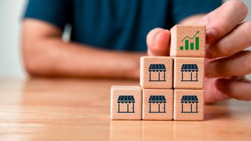 Quantidade de pessoas mais velhas entre os interessados em abrir franquia vem crescendo no Brasil - Adobe Stock