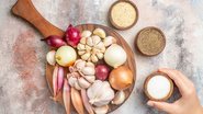 Quando o assunto é refogar alho e cebola, será que você faz do jeito certo? Essa é uma dúvida antiga que ainda divide opiniões - Foto: Envato Elements/AydinovKamran