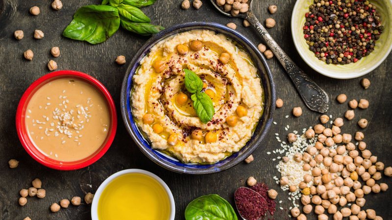 Existem alternativas muito mais saudáveis, como legumes cortadinhos, que ficam ótimos acompanhados de homus - Foto: Envato Elements/tatiana_bralnina