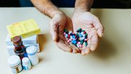FDA orienta que todos os medicamentos, inclusive os antibióticos, devem ser tomados exatamente como receitados - Foto: Envato Elements/alexlucru123
