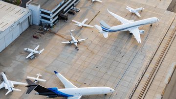 A medida, coordenada pelo Ministério de Portos e Aeroportos, busca ampliar o acesso da população à aviação comercial - Foto: Envato Elements