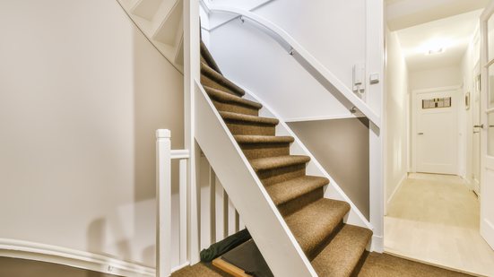 Com pequenos ajustes no dia a dia, é possível tornar a casa um ambiente mais seguro para todos - Foto: Envato Elements