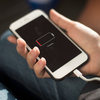 Prática de deixar zerar a bateria do celular antes de recarregar não é mais necessária - Foto: Envato Elements