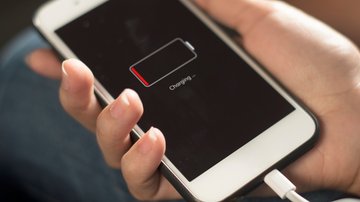 Prática de deixar zerar a bateria do celular antes de recarregar não é mais necessária - Foto: Envato Elements