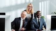 Estudo aponta que 87% dos entrevistados 50+ a acreditam que o mercado de trabalho contribui para o surgimento de doenças emocionais - Envato