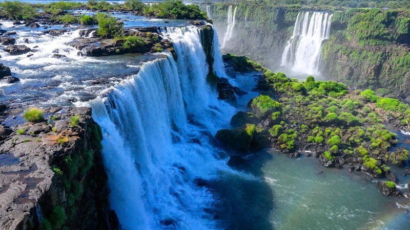 Maio é um ótimo momento para visitar as impressionantes Cataratas do Iguaçu. A experiência fica ainda mais especial com menos filas e mais tempo para curtir cada atração com calma. - Foto: Envato Elements/from_withlove