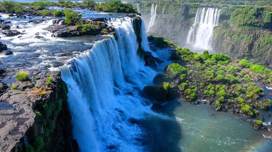 Maio é um ótimo momento para visitar as impressionantes Cataratas do Iguaçu. A experiência fica ainda mais especial com menos filas e mais tempo para curtir cada atração com calma. - Foto: Envato Elements/from_withlove