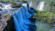 Maio é um ótimo momento para visitar as impressionantes Cataratas do Iguaçu. A experiência fica ainda mais especial com menos filas e mais tempo para curtir cada atração com calma. - Foto: Envato Elements/from_withlove