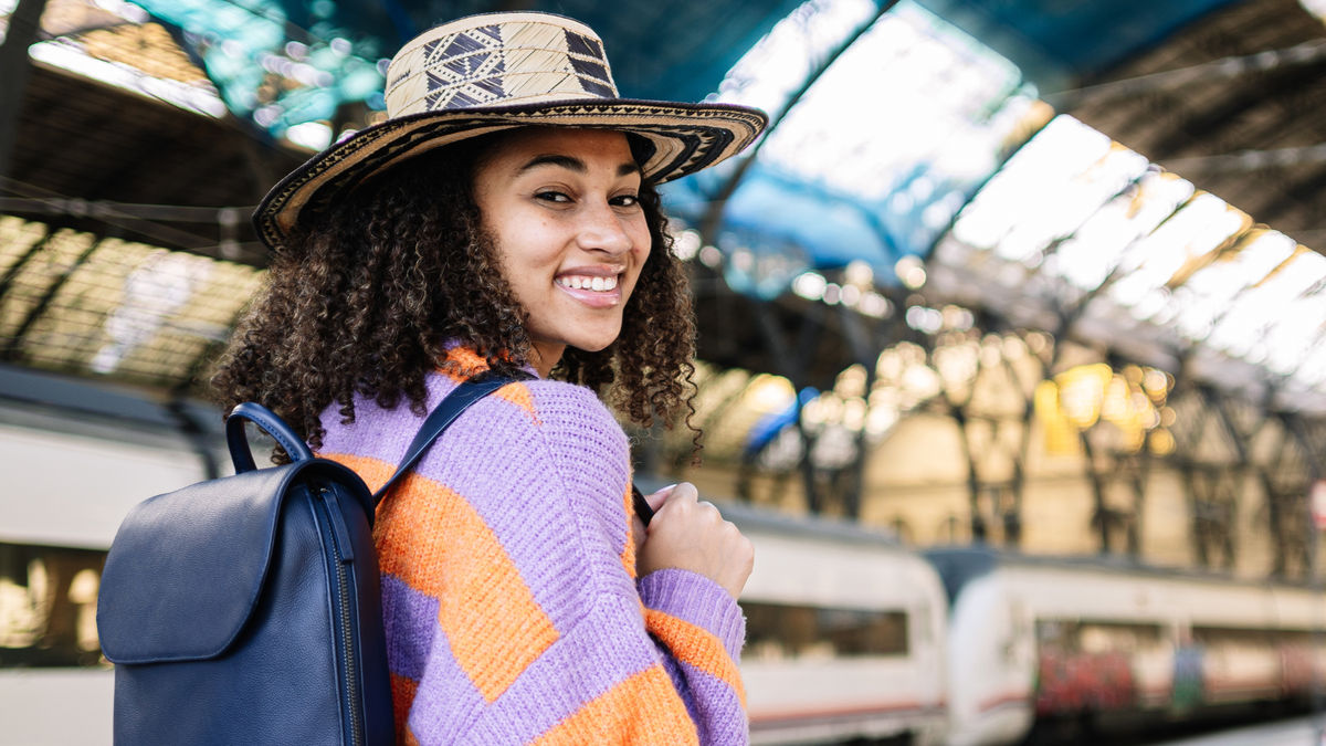 No Brasil e no Exterior, o número de pessoas que escolhem viajar sozinhas cresce de forma consistente - Foto: Envato Elements