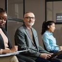 Entenda o que significam siglas corporativas e como usá-las corretamente - Foto: Envato Elements
