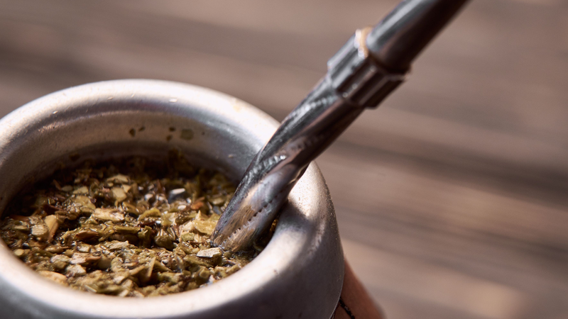 O chimarrão é símbolo de comunidade e união. - Foto: Envato Elements