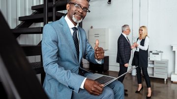 Com o aumento da expectativa de vida, muitos profissionais optam por permanecer economicamente ativos por mais tempo - Foto: Envato Elements
