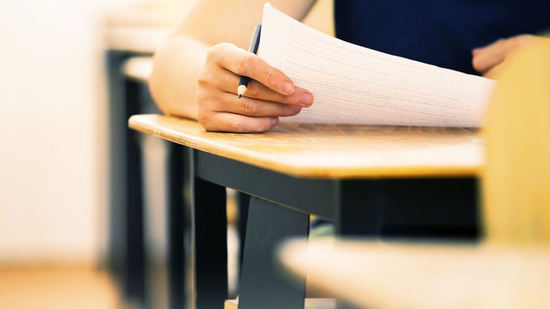O exame é gratuito e voltado para quem não concluiu o ensino fundamental ou médio na idade certa - Foto: Envato Elements/erika8213