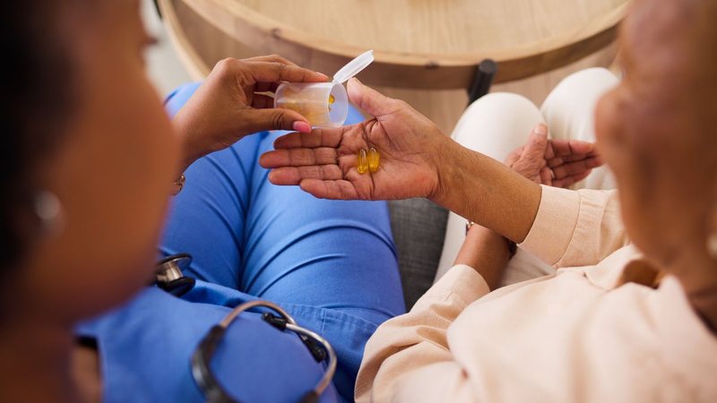 O tratamento pode ser por tempo determinado ou contínuo, especialmente em pessoas com dificuldade permanente de absorção - Foto: Envato Elements/YuriArcursPeopleimages