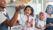 Nem sempre é preciso sair de casa para criar momentos especiais em família. - Foto: Envato Elements/YuriArcursPeopleimages