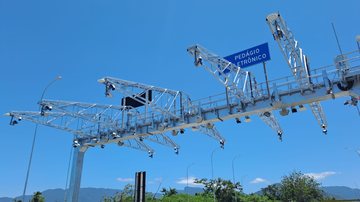 Sistema free flow usa câmeras para identificar as placas dos veículos e realizar a cobrança eletrônica - Divulgação / Tamoios