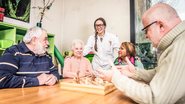 O profissional de gerontologia é essencial para a construção de políticas públicas e programas que incentivem o envelhecimento ativo e saudável - Foto: Envato Elements/ oneinchpunchphotos