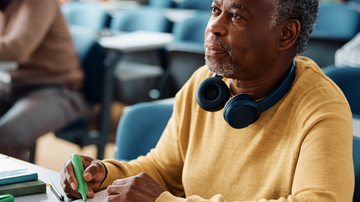 A UNATI é uma iniciativa de extensão universitária que busca integrar pessoas idosas às atividades acadêmicas - Foto: Envato Elements/drazenphoto