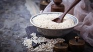 Todo mundo provavelmente já passou pela frustração de preparar arroz e se deparar com uma panela cheia de grãos grudados - Foto: Envato Elements