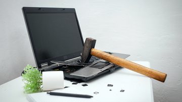 Muita calma nessa hora, computador dá para arrumar com serviços especializados - Envato