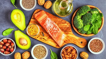 A Organização Mundial da Saúde (OMS) recomenda a ingestão de pelo menos duas porções por semana de peixes ricos em ácidos graxos - Foto: Envato Elements/tatiana_bralnina
