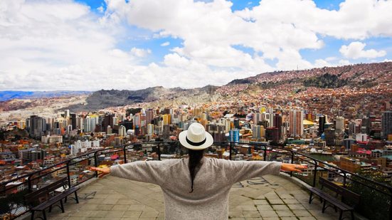 A cidade de La Paz (Bolivia), encanta por sua altitude e cultura vibrante - Foto: Envato Elements/BGStock72
