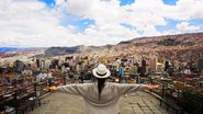 A cidade de La Paz (Bolivia), encanta por sua altitude e cultura vibrante - Foto: Envato Elements/BGStock72