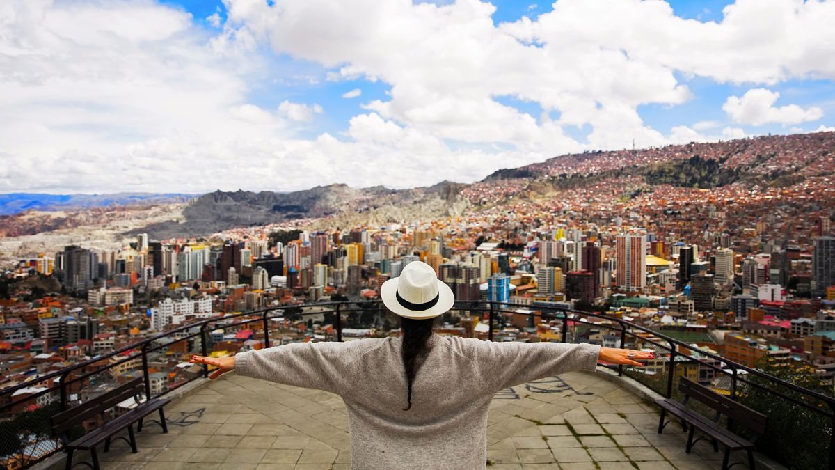 A cidade de La Paz (Bolivia), encanta por sua altitude e cultura vibrante - Foto: Envato Elements/BGStock72