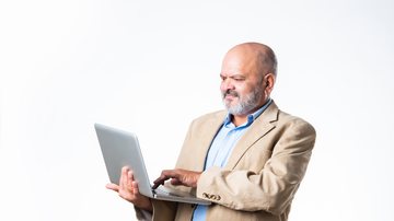 O procedimento envolve a verificação de informações pessoais e funcionais e também atua como ferramenta de prevenção a possíveis irregularidades - Foto: Envato Elements