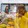 Alguns vídeos podem reacender a memória coletiva ao exibir propagandas de supermercado da época que revelam os preços surpreendentemente baixos de produtos básicos - Foto: Envato Elements