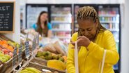 Alguns vídeos podem reacender a memória coletiva ao exibir propagandas de supermercado da época que revelam os preços surpreendentemente baixos de produtos básicos - Foto: Envato Elements