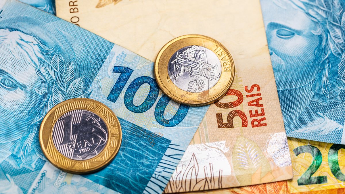 Além do crédito mais caro, alta nos juros pressiona consumo das famílias - Envato