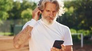 Estima-se que a prevalência de distúrbios musculoesqueléticos entre usuários de smartphones varie de 50% a 84% - Envato