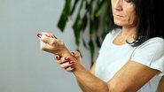 O problema surge quando os tendões responsáveis pelos movimentos do polegar são submetidos a esforços repetitivos - Foto: Envato Elements