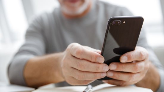 Ler pelo celular pode ser muito prático - Envato