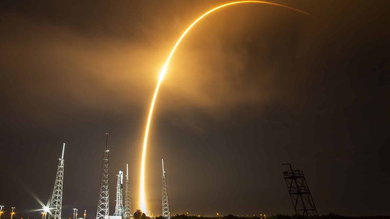 Rastro de foguete da missão Starlink, que leva satélites para entrarem em órbita - Fotos Públicas