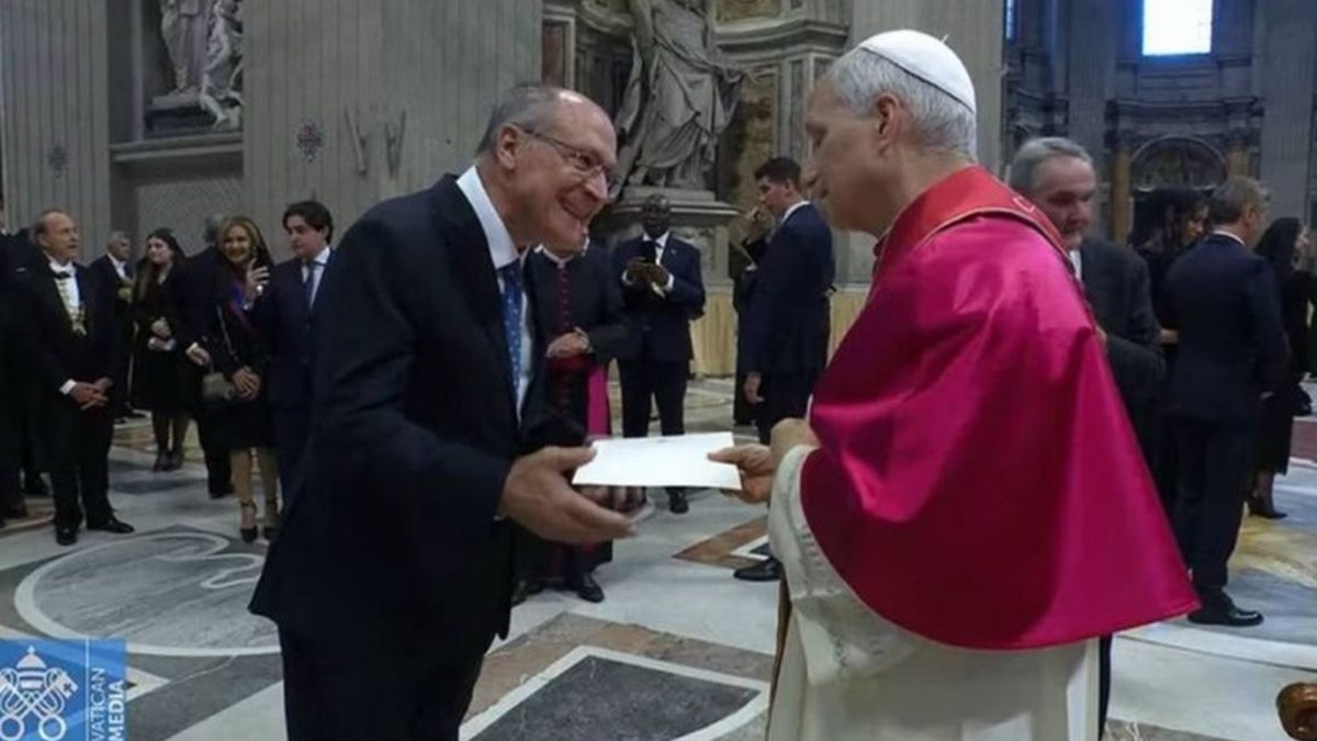 Alckmin entrega convite ao Papa Leão XIV - Vatican Media