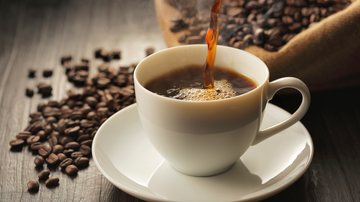 Os resultados mostraram que o benefício está associado especificamente ao café com cafeína - Foto: Adobe Stock