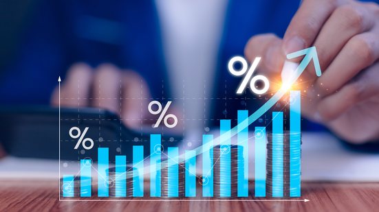 A taxa de juros sobe 0,50 ponto porcentual, conforme decisão do Copom - Envato