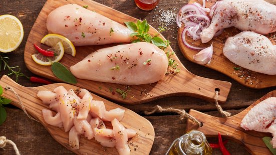 Entre os cortes, o drumet congelado liderou as perdas no período, com retração de 9,8% e preço médio de R$ 10,61/kg - Adobe Stock