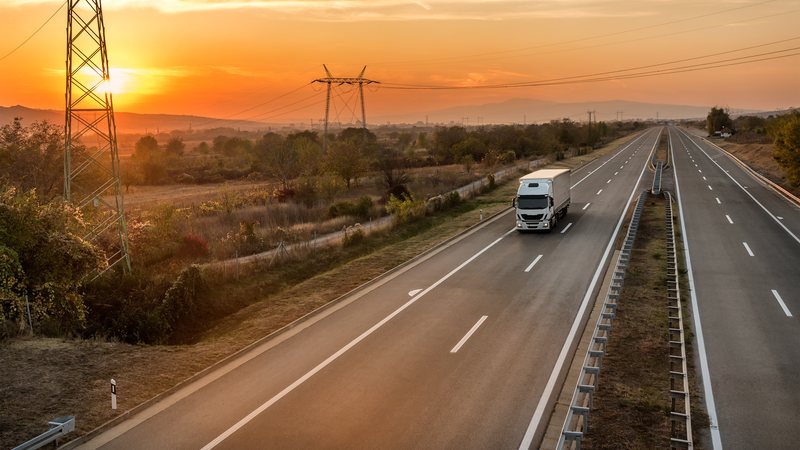 O Lote 4 soma 627 quilômetros e envolve as BRs 272, 369 e 376, além de trechos de nove rodovias estaduais - Adobe Stock
