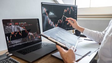 Levantamento mostra que homens ainda predominam entre investidores, mas as mulheres ingressam com um valor maior - Adobe Stock