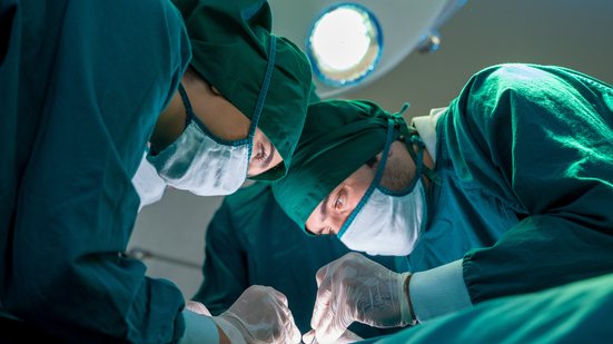 A edição de 2025 da Demografia Médica no Brasil revela que existem 42.426 cirurgiões no país - Adobe Stock